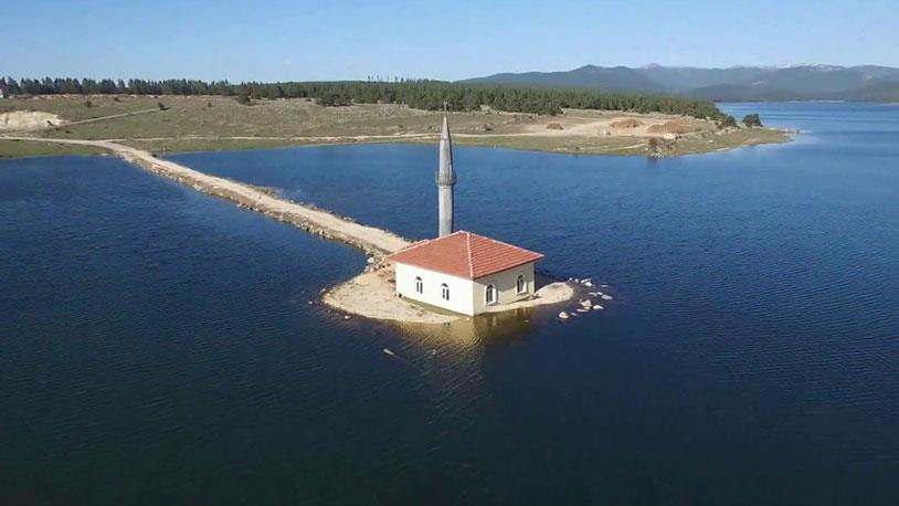 Seben Gölü'nün Ortasındaki Cami Misafirlerini Bekliyor